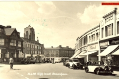 129-High-St-with-Three-Tuns-on-left-Note-the-sign-Sun-Ray-Lounge-1958