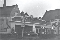 165-Petrol-Station-in-High-St-now-Chessington-Tyres-1971