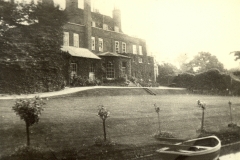 168-Manor-House-in-High-St-showing-boat-on-the-lake