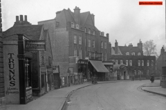 182-Looking-at-the-original-Sainsbury-in-High-St-next-door-to-entrance-of-Manor-House-1925