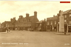 130-War-Memorial-looking-over-to-The-Bricklayers-Arms-1923