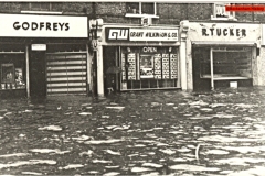127-Thorntons-Corner-in-High-Street-after-flood-in-1968