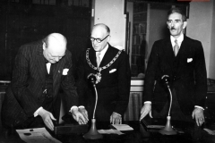 157-Sir-Winston-examines-the-award-of-Freeman-of-the-Borough-of-Beckenham